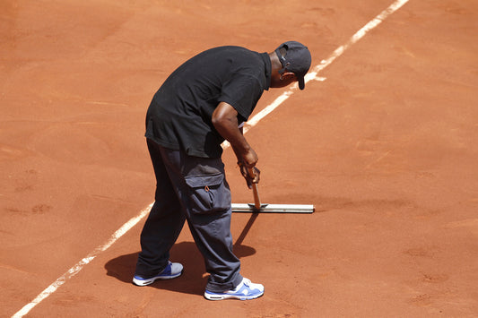 Tennisplatzpflege zur Beginn der Saison