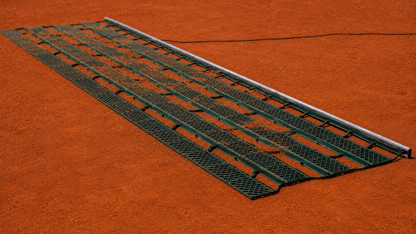 Schleppmatte um Blätter vom Tennisplatz zu entfernen