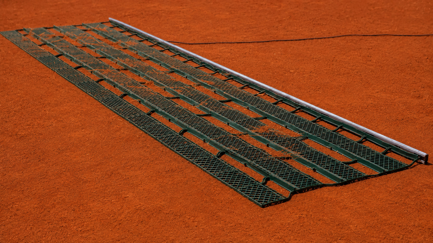 Schleppmatte um Blätter vom Tennisplatz zu entfernen